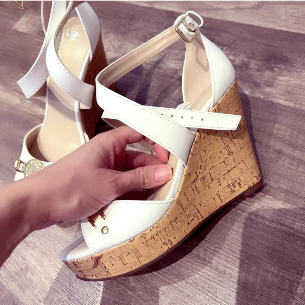 Marc Fisher white sandals size 6.5 - Picture 2 of 4